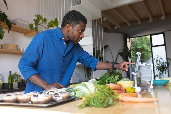 Χαρούμενος Αφροαμερικάνος Που Μαγειρεύει Στην Κουζίνα Τάμπλετ Περνώντας Ποιοτικό Χρόνο — Φωτογραφία Αρχείου
