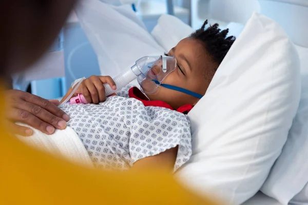 アフリカ系アメリカ人の少年は人工呼吸器マスクをしたまま病院のベッドで寝ていた 医療サービス — ストック写真