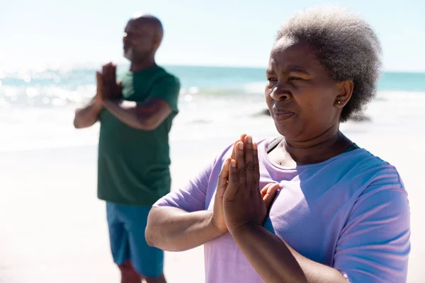 Coppia Anziani Afroamericani Meditando Sulla Spiaggia Contro Cielo Limpido Durante — Foto Stock
