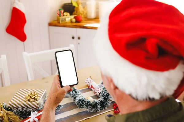 Blanke Man Draagt Kerstmuts Zit Aan Tafel Keuken Met Behulp — Stockfoto