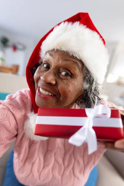 Gelukkige Oudere Afro Amerikaanse Vrouwen Met Kerstmuts Kerstcadeau Pensioen Alleen — Stockfoto
