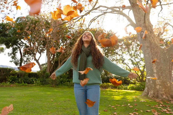 Gelukkige Biracial Vrouw Met Plezier Gooien Herfstbladeren Tuin Glimlachen Inclusiviteit — Stockfoto