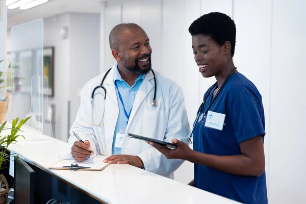 Usmívající Afroameričan Muž Žena Doktor Tabletou Mluvící Nemocniční Chodbě Nemocniční — Stock fotografie