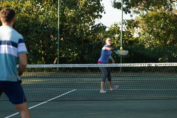 在室外网球场打网球的白人夫妇 健康爱好 健身和闲暇时间概念 — 图库照片