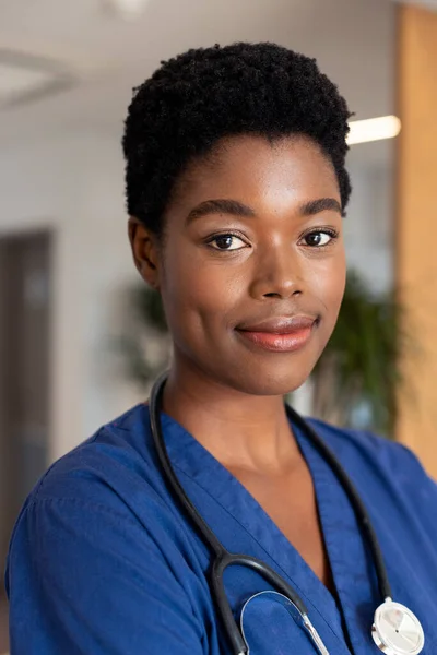 Вертикальный Портрет Улыбающейся Африканской Женщины Врача Коридоре Больницы Больничные Медицинские — стоковое фото
