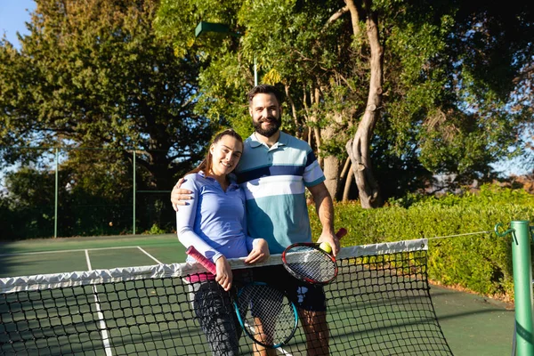 Portrait Couple Caucasien Heureux Jouant Tennis Embrassant Par Filet Sur — Photo