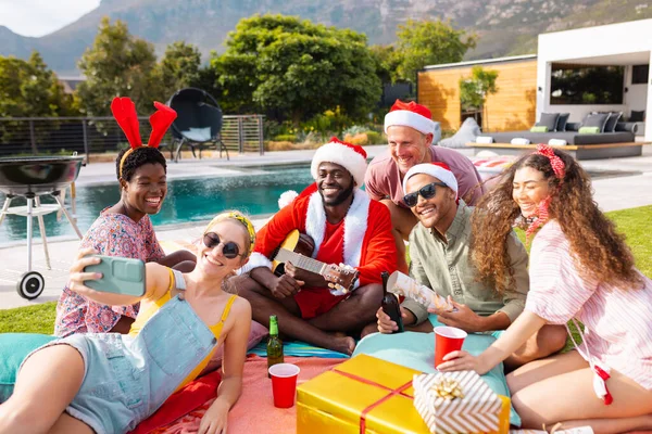 Felices Amigos Diversos Con Sombreros Santa Teniendo Picnic Tomando Selfie —  Fotos de Stock
