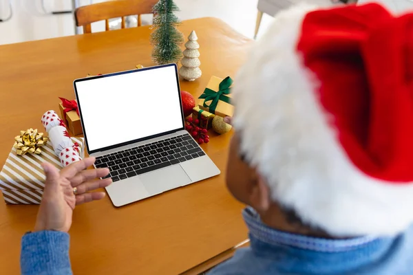 Hombre Biracial Senior Sombrero Santa Haciendo Videollamada Navidad Con Computadora —  Fotos de Stock