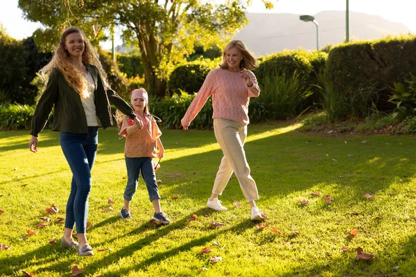 秋の庭を歩く3世代の白人女性のイメージ 家族と一緒に質の高い時間を過ごすコンセプト — ストック写真