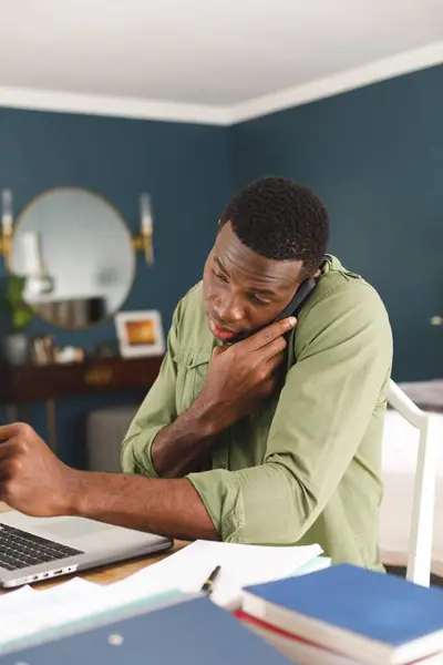 非洲裔美国人在卧室里使用笔记本电脑和电话聊天的正面形象 在家工作 家庭生活和包容性概念 — 图库照片