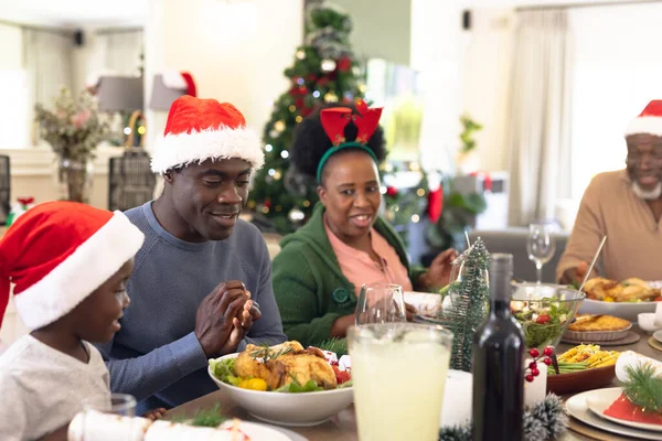 Glad Afrikansk Familj Som Firar Jul Tillsammans Jul Familjetid Och — Stockfoto