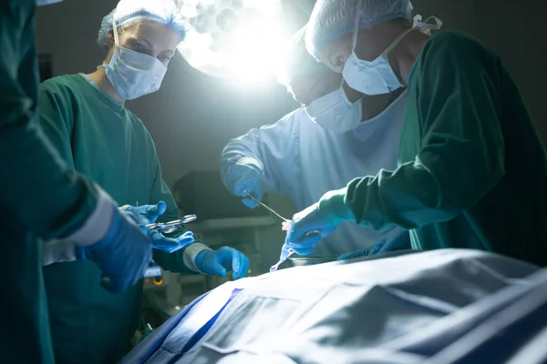 Vielfältige Gruppe Weiblicher Und Männlicher Chirurgen Die Patienten Operationssaal Operieren — Stockfoto