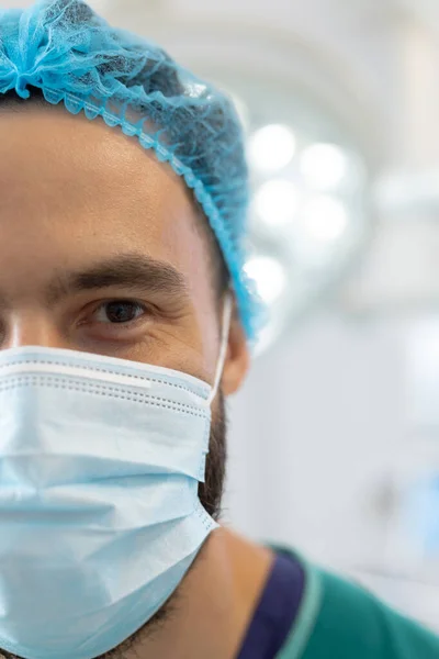 面带微笑的高加索男性外科医生的垂直半像 在手术室里戴着外科面具和帽子 医疗和保健服务 复制空间 — 图库照片