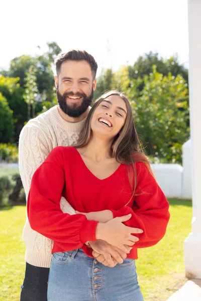Porträt Eines Glücklichen Kaukasischen Paares Das Lächelnd Und Umarmend Garten — Stockfoto