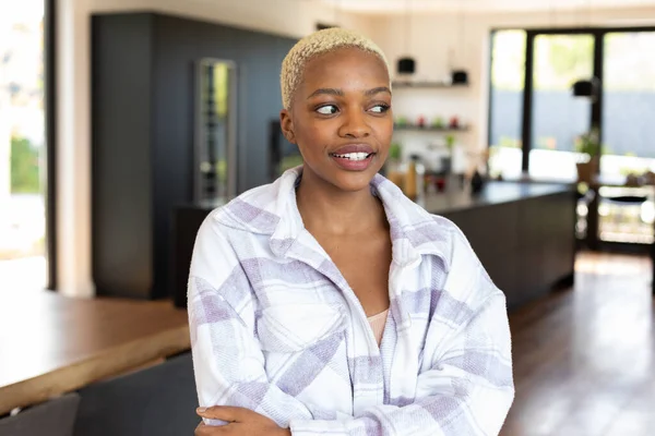 Gelukkige Afrikaans Amerikaanse Vrouw Die Wegkijkt Glimlacht Kwaliteitstijd Alleen Thuis — Stockfoto