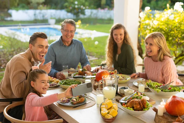 Imagem Família Caucasiana Várias Gerações Comendo Jantar Livre Família Passar — Fotografia de Stock