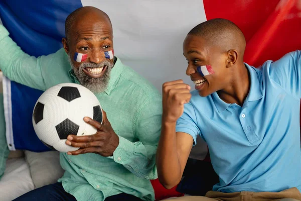 幸せなアフリカ系アメリカ人の男性10代の父親とフランスの国旗をサポートしています 家で一緒に質の高い時間を過ごす — ストック写真