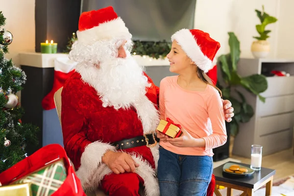 Biała Dziewczyna Mikołajem Daje Jej Prezent Świąteczny Boże Narodzenie Czas — Zdjęcie stockowe