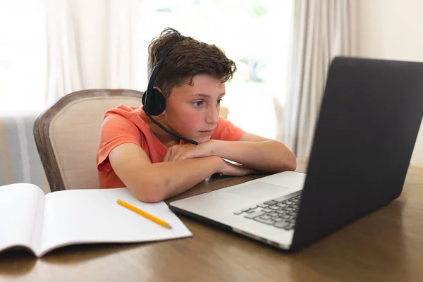 Kaukasische Jongen Leren Gebruiken Laptop Koptelefoon Zittend Woonkamer Thuisonderwijs Afstandsonderwijs — Stockfoto