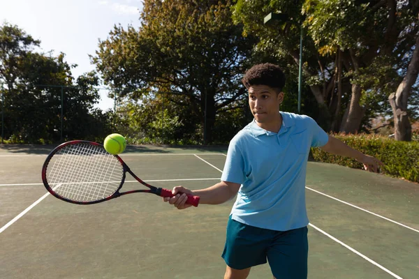 Biracial Hombre Jugando Tenis Regresando Pelota Sobre Red Soleada Cancha —  Fotos de Stock