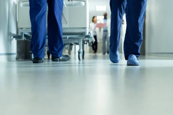 Niedriger Beinabschnitt Von Krankenhausmitarbeitern Beim Gehen Und Krankenhausbett Flur Mit — Stockfoto