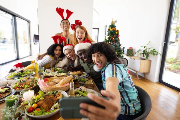 Mutlu Farklı Arkadaşlar Selfie Çeker Noel Yemek Yer Noel Kutlama — Stok fotoğraf