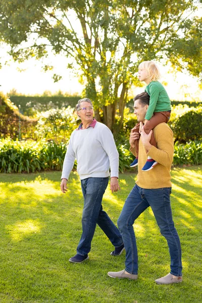 Vertikal Bild Lyckliga Tre Generationer Kaukasiska Män Promenader Trädgården Familj — Stockfoto