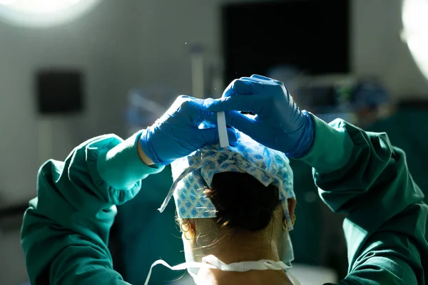 Задний Вид Женщины Хирурга Хирургической Кепке Перчатках Связывающих Маску Операционной — стоковое фото