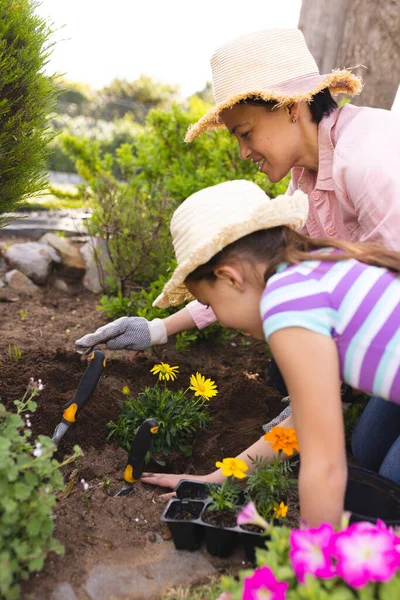 白种人母亲和女儿一起在花园里种花的纵向图片 家庭外出时间 — 图库照片