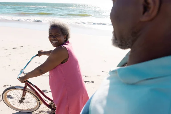 Szczęśliwa Afrykańska Starsza Kobieta Rowerem Spacerująca Plaży Rozmawiająca Mężczyzną Słoneczny — Zdjęcie stockowe