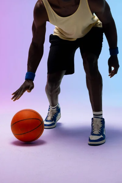 Изображение Африканского Американского Баскетболиста Прыгающего Баскетбол Неоновом Фиолетовом Фоне Синем — стоковое фото