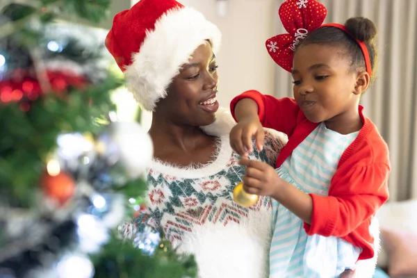 非裔美国人母亲和女儿在一起 装饰圣诞树 圣诞节 家庭时间和庆祝概念 — 图库照片
