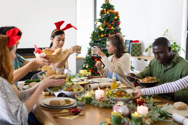 Felices Amigos Diversos Sentados Mesa Cenando Navidad Navidad Celebración Amistad — Foto de Stock