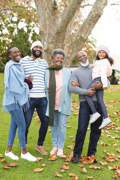 Vertikales Bild Einer Glücklichen Afrikanisch Amerikanischen Mehrgenerationenfamilie Die Herbst Vor — Stockfoto