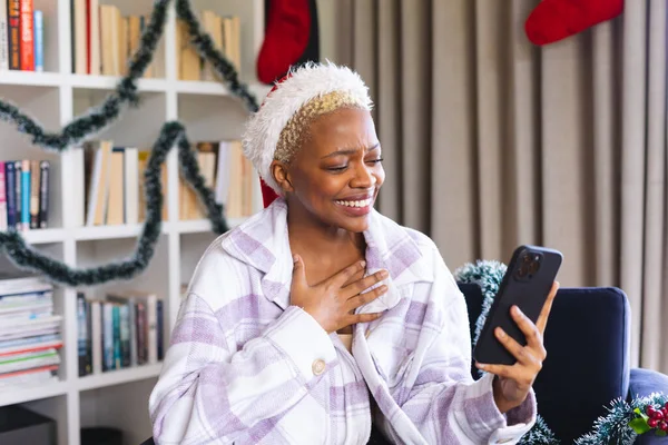 Glad Afrikansk Kvinna Jultomtehatt Använder Smartphone För Videosamtal Tillbringa Kvalitetstid — Stockfoto