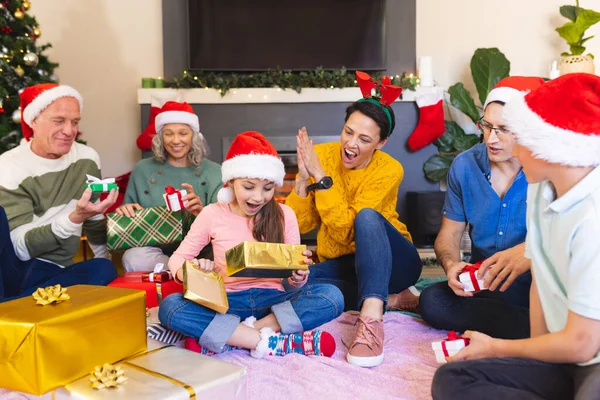 Λευκή Οικογένεια Περνάει Χρόνο Μαζί Και Ξεπακετάρει Χριστουγεννιάτικα Δώρα Χριστούγεννα — Φωτογραφία Αρχείου