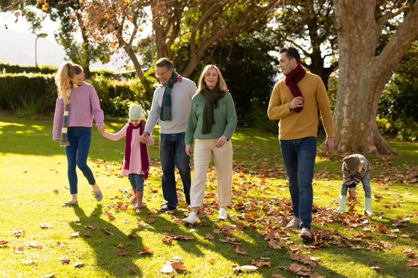 秋の庭で幸せな多世代の白人家族の支出時間のイメージ 家族と一緒に質の高い時間を過ごすコンセプト — ストック写真