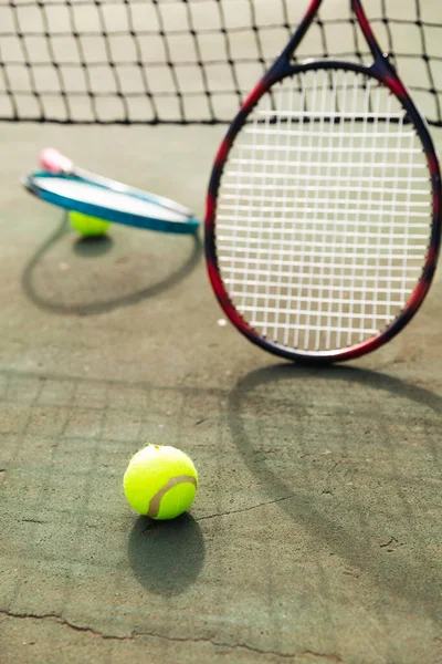 Два Теннисных Рейнджера Мячи Сетки Открытом Теннисном Корте Выборочный Фокус — стоковое фото