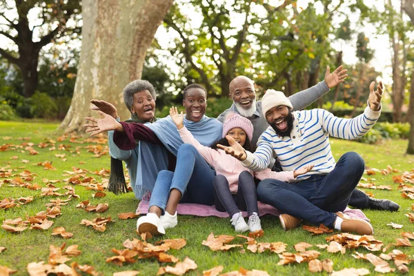 Imagen Feliz Familia Afroamericana Multigeneracional Jardín Otoño Familia Pasar Tiempo —  Fotos de Stock