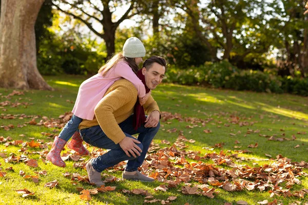 Immagine Padre Figlia Caucasici Felici Che Divertono Foglie Autunno Giardino — Foto Stock