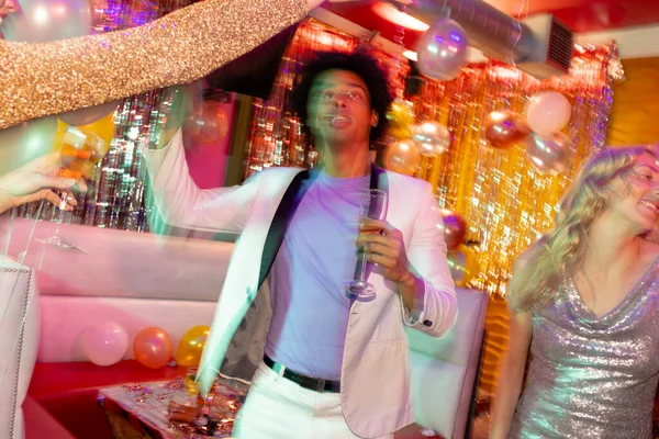 Šťastný Pár Jak Tančí Pije Šampaňské Nočním Klubu Zábava Pití — Stock fotografie