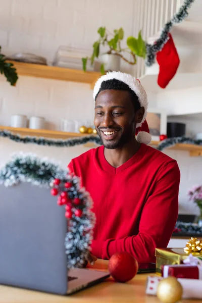 Een Gelukkige Afro Amerikaanse Man Met Een Kerstmuts Een Laptop — Stockfoto
