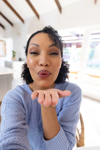 Mujer Afroamericana Feliz Sentada Mesa Cocina Teniendo Videollamada Pasar Tiempo — Foto de Stock