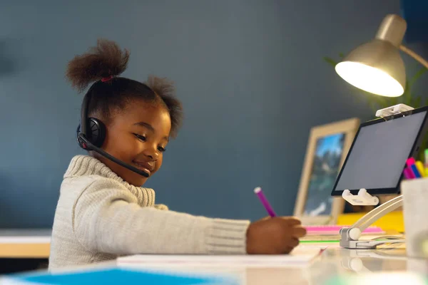 Щаслива Афроамериканська Дівчина Вчиться Використовуючи Планшет Копією Вдома Домашня Освіта — стокове фото