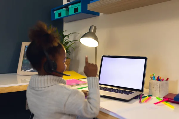 Счастливая Африканская Девочка Учится Используя Ноутбук Копировальным Пространством Наушники Дома — стоковое фото