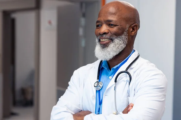 Leende Afrikansk Amerikansk Seniorläkare Som Står Sjukhuskorridoren Kopiera Utrymme Sjukhusvård — Stockfoto