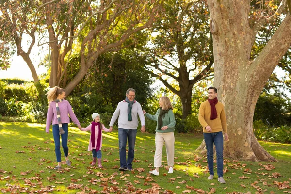秋天花园中的尿布多代高加索家庭的形象 家庭与共同度过美好时光的概念 — 图库照片