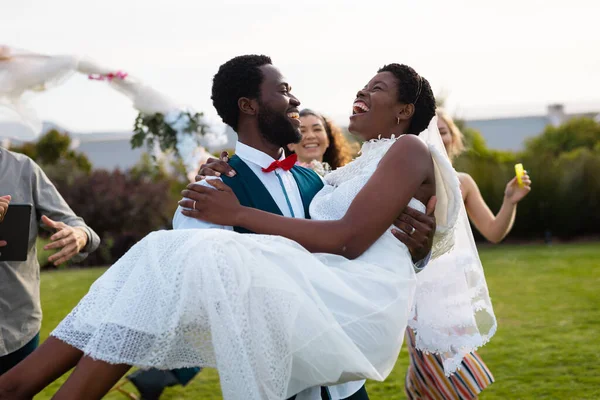 Felice Coppia Afro Americana Sorridente Portante Durante Matrimonio Giorno Nuziale — Foto Stock