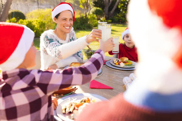 白种人一家人在一起 在花园里放着圣诞树 圣诞节 家庭时间和庆祝概念 — 图库照片