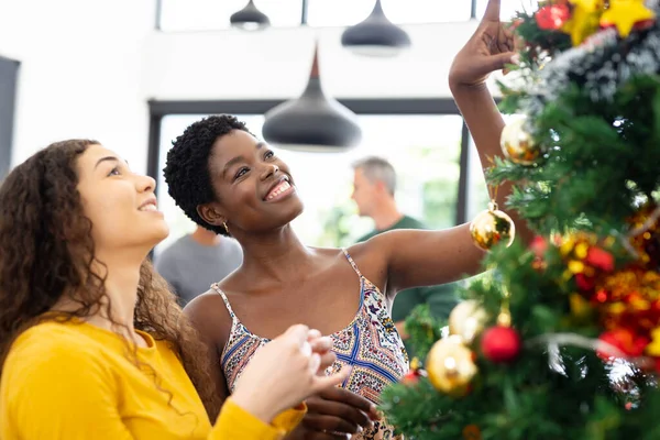 Gelukkige Diverse Vrouwelijke Vrienden Versieren Kerstboom Met Kerst Kerstmis Feest — Stockfoto